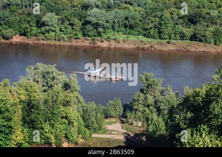 Fährschiff mit Blick auf den Fluss Stockfoto