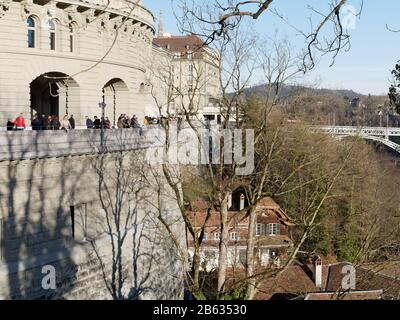 Die Südseite des Bundespalastes in Bern, Schweiz. Die Leute, die den Blick vom Aussichtspunkt genießen. Stockfoto