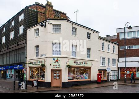 "Make Do n Mend" ein Haderdashery- und Spielwarengeschäft an einem Ende des Brittox in Devizes Wiltshire Stockfoto