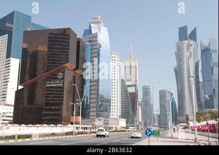Außenansicht der modernen Wolkenkratzer, die das Gebiet der West Bay von Doha, Katar überragen Stockfoto
