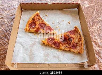 Veraltete, übrig gebliebene Pizzabäckchen in der Pizza-Lieferbox Stockfoto