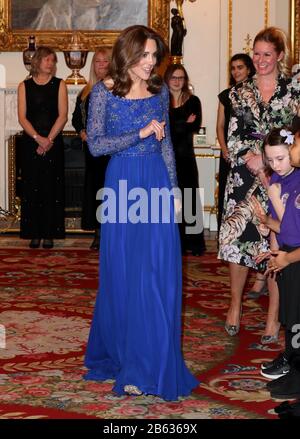 Die Duchess of Cambridge spricht mit Mitgliedern eines Schulchores, während sie ein Gala-Dinner im Buckingham Palace, London, veranstaltet, um das 25-Jährige Jubiläum von Place2Be zu feiern. Stockfoto