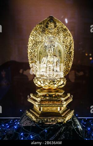 Statue des segnenden Buddha auf einem Schaufenster eines Souvenir-Ladens Stockfoto