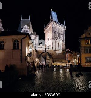 Prag, TSCHECHIEN, 19. MÄRZ 2017: Menschenmassen nachts auf der Karlsbrücke Stockfoto