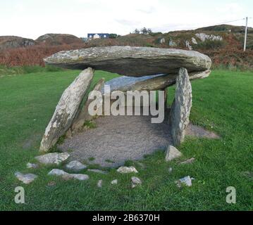 Alter Wedge Tomb, Toormore Bay Stockfoto