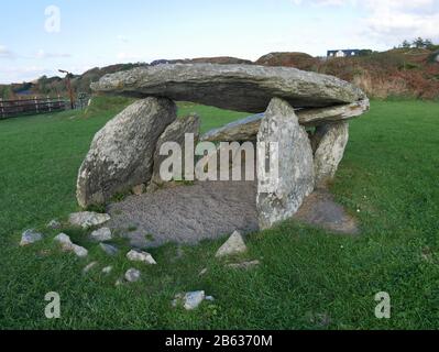 Alter Wedge Tomb, Toormore Bay Stockfoto