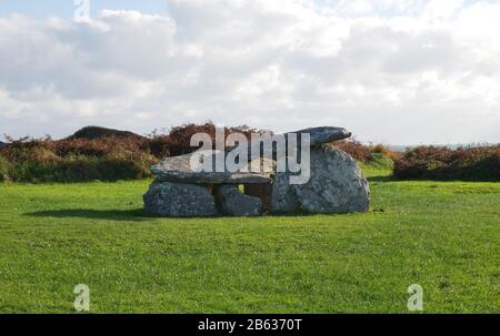 Alter Wedge Tomb, Toormore Bay Stockfoto