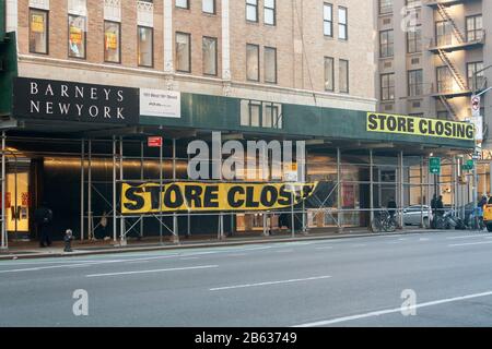 Barneys siebter Avenue Store in New York am 29. Januar 2020. Schilder werben mit ihrem Liquidationsverkauf, nachdem sie bankrott gegangen sind. Stockfoto