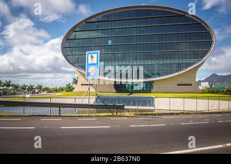 Mauritius, Dezember 2019 - Ellipse Shaped Building of Mauritius Commercial Bank, eines der ältesten Ufer der Insel. Stockfoto
