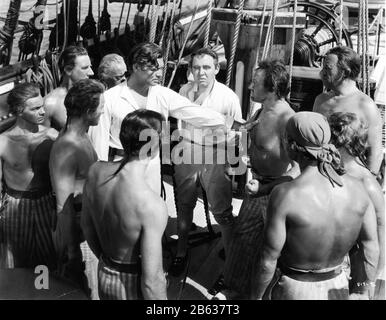 Eddie QUILLAN als Ellison CLARK GABLE als Fletcher Christian CHARLES LAUGHTON als Kapitän Bligh und DONALD CRISP als Burkitt in MEUTEREI AUF DEM KOPFGELDBUCH des Regisseurs Frank LLOYD aus dem Jahr 1935 Charles Nordhoff und James Norman Hall Metro Goldwyn Mayer Stockfoto