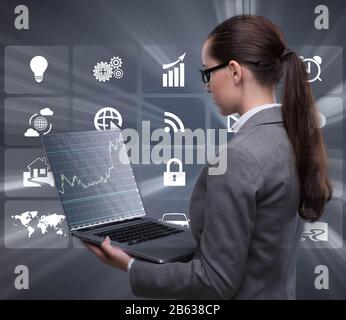 Die geschäftsfrau mit Laptop im Business Konzept Stockfoto