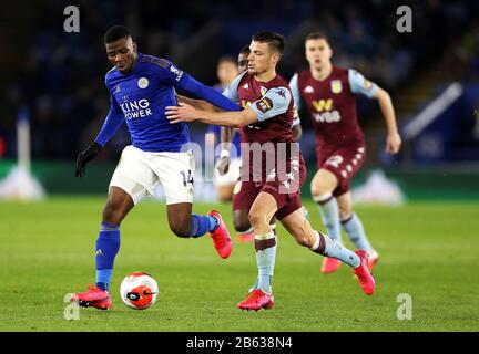 Die Kelechi Iheanacho (links) von Leicester City und Frederic Guilbert von Aston Villa kämpfen während des Premier-League-Spiels im King Power Stadium in Leicester um den Ball. Stockfoto