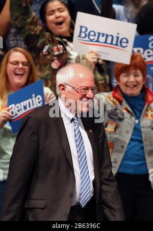 St. Louis, Vereinigte Staaten. März 2020. Der demokratische Präsidentschaftskandidat, Senator Bernie Sanders, betritt am Montag, den 9. März 2020, die Bühne für eine Wahlkampfveranstaltung im Stifel Theatre in St. Louis. Foto von Bill Greenblatt/UPI Credit: UPI/Alamy Live News Stockfoto