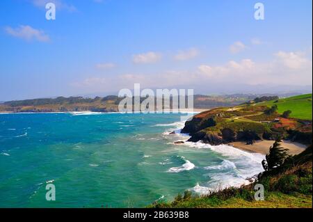 Herrlicher Blick auf die Landschaft vom Kap San Agustin, Ortiguera, Asturien (Spanien). Stockfoto