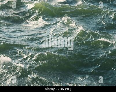 Grünliche Wasseroberfläche mit Stürmischen Wellen Nahaufnahme Stockfoto