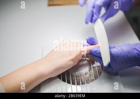 Frau, Maniküre, Nail Salon mit Datei Stockfoto