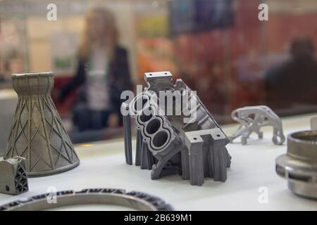 Proben, die durch Drucken eines 3D-Druckers aus einem Metallpulver erzeugt werden. Progressive Additive 3d-Drucktechnologie Stockfoto