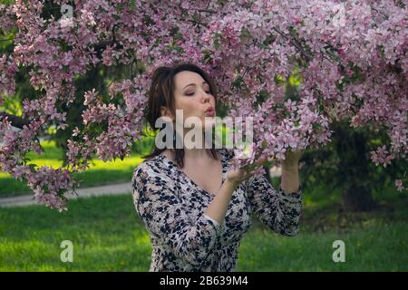 Schöne Frau im Garten unter den Fliedern. Menschen Stockfoto