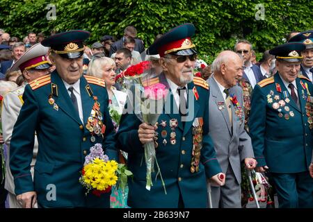 Kiew, Ukraine - am 09. Mai 2016: Veteranen des zweiten Weltkriegs legen im Park der ewigen Herrlichkeit Blumen in einem Jahrestag des Sieges Stockfoto