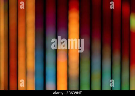 Neonlichter der Stadt nachts verschwommen. Abstrakter Hintergrund Stockfoto