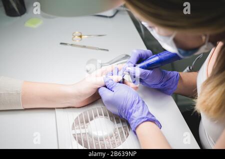 Maniküre Entfernen der Nagelhaut Nagel an Beauty Salon Stockfoto