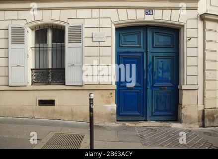 Haus, in dem Vincent van Gogh mit seinem Bruder Théo van Gogh in der Rue Lepic in Montmartre in Paris, Frankreich, zusammenlebte. Text auf der Gedenktafel bedeutet: In diesem Haus lebte Vincent van Gogh von 1886 bis 1888 mit seinem Bruder Théo zusammen. Vincent van Gogh lebte hier von Juni 1886 bis Februar 1888. Stockfoto