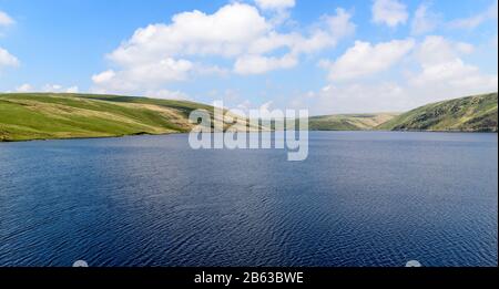 Claerwen Reservoir im Elan Valley, Wales, Großbritannien. Weiter Blick über den Reservoir mit sanft abschüssigen Hügeln im Hintergrund, viel neutralem Raum Stockfoto