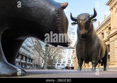 Stier- und Bärenstatuen außerhalb der Frankfurter Börse, Deutschland, Europa Stockfoto