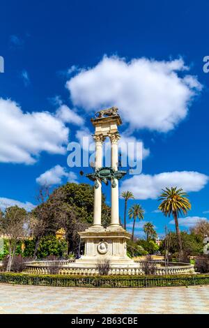 Denkmal für Christoph Kolumbus und das Schiff Isabel in Jardines de Murillo, Sevilla, Spanien Stockfoto