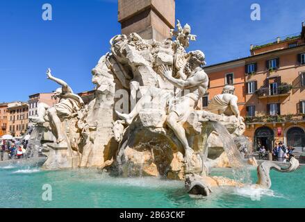 Nahaufnahme von Berninis Brunnen Mit Vier Flüssen an einem sonnigen Sommertag auf der Piazza Navona in Rom, Italien. Stockfoto