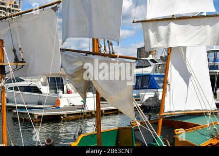 Selektive Fokussierung nah am Mast und Segel eines Miniatur-Segelschiffs im Wasser auf der Wooden Boat Show im Lake Coeur d'Alene, Idaho, USA. Stockfoto