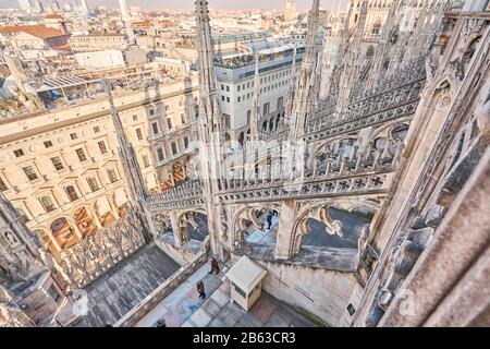 Mailand, Italien - 21. Januar 2019: Fantastischer Blick auf die alten gotischen Turmspitzen. Mailänder Domplatz am sonnigen Tag, Italien. Der Mailänder Dom oder der Mailänder Dom sind die Spitze Stockfoto