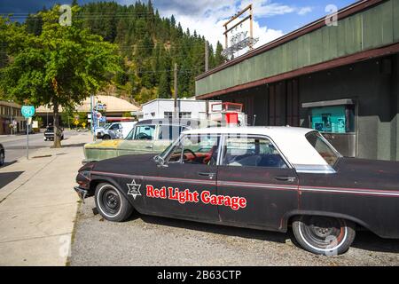 Eine alte antike Polizei oder ein Sheriff-Auto, die eine Garage in der Stadt Wallace, Idaho, USA, wirbt Stockfoto