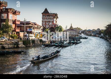 Bootstransport auf dem Fluss in Nyaungshwe, Inle Lake, Myanmar, Asien Stockfoto