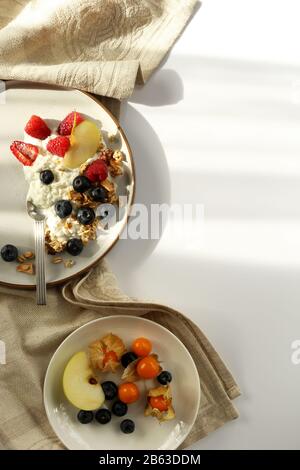 Gesundes Frühstück, Müsli, Beeren, Obst, Joghurt, Blaubeeren, Himbeeren Stockfoto