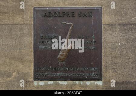 Grab des belgischen Erfinders und Musikers Adolphe Sax (1814-1894) auf dem Montmartre Friedhof (Cimetière de Montmartre) in Paris, Frankreich. Anfang der 1840er Jahre schuf Adolphe Sax das Saxofon und patentierte es im Jahr 1846. Stockfoto