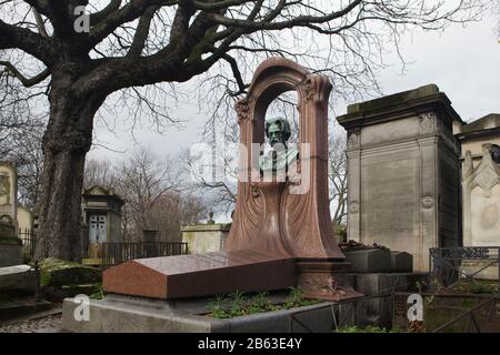 Ehemaliges Grab des französischen Romanschriftstellers Émile Zola (1783-1842) auf dem Montmartre Friedhof (Cimetière de Montmartre) in Paris, Frankreich. Seine sterblichen Überreste wurden im Jahr 1908 vom Friedhof Montmartre in das Panthéon überführt. Stockfoto