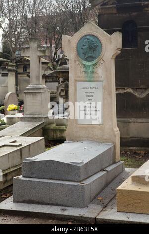 Grab des französischen Romanschriftstellers Marie-Henri Beyle, besser bekannt als Stendhal (1783-1842) auf dem Montmartre Friedhof (Cimetière de Montmartre) in Paris, Frankreich. Stockfoto