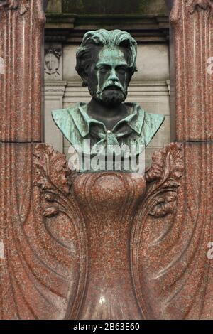 Bronzebüste des französischen Romanschriftstellers Émile Zola (1783-1842) auf seinem ehemaligen Grab auf dem Friedhof Montmartre (Cimetière de Montmartre) in Paris, Frankreich. Seine sterblichen Überreste wurden im Jahr 1908 vom Friedhof Montmartre in das Panthéon überführt. Stockfoto