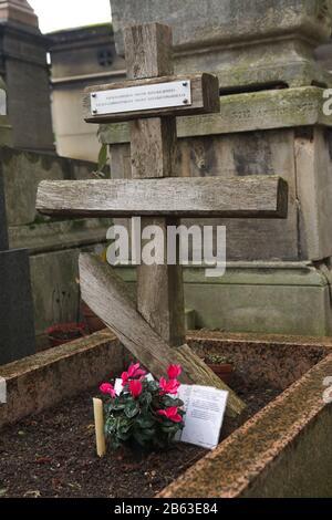 Grab der sowjetischen Dissidentin Natalya Gorbanewskaja (1936-2013) auf dem Friedhof Père Lachaise in Paris, Frankreich. Die russische Poetess und Übersetzerin Natalya Gorbanewskaja war eine von acht Demonstranten, die am 25. August 1968 auf dem Roten Platz in Moskau gegen die Invasion der Sowjetunion in der Tschechoslowakei demonstrierten. Auch die sowjetischen Dissidentin Natalya Dyuzheva (1949-1990) buchstabierte, da Natalya Dioujewa ebenfalls im selben Grab begraben ist. Stockfoto