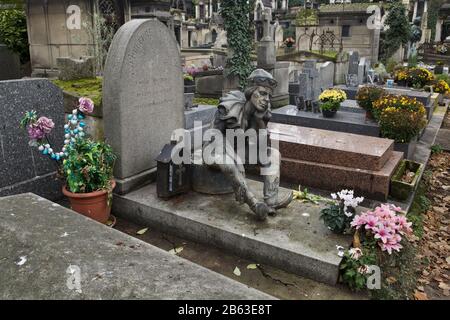 Grab des russischen Balletttänzers Vaslav Nijinsky (1890-1950) auf dem Montmartre Friedhof (Cimetière de Montmartre) in Paris, Frankreich. Die Bronzestatue von Vaslav Nijinsky als Petrushka den russischen Bildhauer Oleg Abazijew entwarf, wurde 1997 in das Grab aufgenommen. Stockfoto