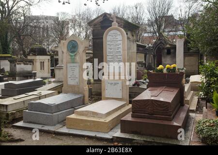 Grab des französischen Romanschriftstellers Marie-Henri Beyle, besser bekannt als Stendhal (1783-1842) auf dem Montmartre Friedhof (Cimetière de Montmartre) in Paris, Frankreich. Stockfoto