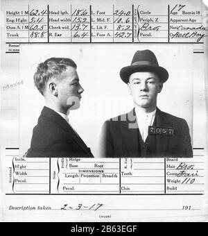 Edwardianische Ära Mugshot des 17-jährigen Verbrechers in San Franciso, Kalifornien. Kopf- und Seitenaufnahmen dieses Mannes. Zum Zeitpunkt seiner Verhaftung arbeitete er als Bell Boy. Er wurde wegen Einbruchs verurteilt. Diese offizielle 5-1/2' x 6' Karte wurde am 3. Februar 1917 ausgefüllt. Sehen Sie sich die umfangreiche Menge an Messungen an, die sie auf dem Kopf dieses Mannes gemacht haben. Dieser junge Mann aus Kanada trägt einen Hut. Sehen Sie sich die umfangreiche Menge an Messungen an, die sie auf seinem Kopf gemacht haben. Weitere Informationen über den Mann finden Sie auf der Rückseite dieser 5-1/2' x 6' Karte. Um meine anderen Vintage-Bilder zu sehen, Suche: Prestor vintage odd Stockfoto