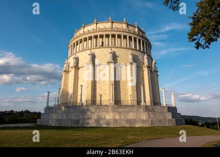 Die Befreiungshalle ist ein neoklassisches Denkmal auf dem Michelsberg oberhalb der Stadt Kelheim, Bayern. Stockfoto