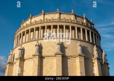 Die Befreiungshalle ist ein neoklassisches Denkmal auf dem Michelsberg oberhalb der Stadt Kelheim, Bayern. Stockfoto