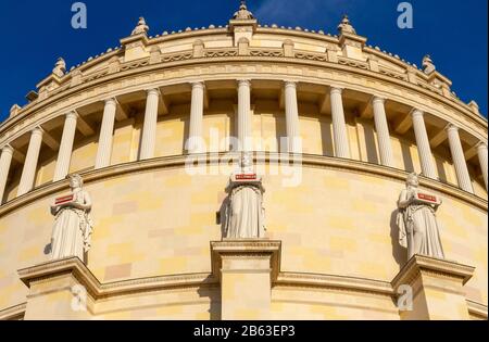 Die Befreiungshalle ist ein neoklassisches Denkmal auf dem Michelsberg oberhalb der Stadt Kelheim, Bayern. Stockfoto
