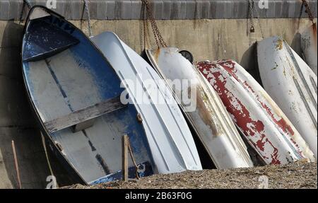 Shoeburyness. Großbritannien. Februar 2020. Eine Reihe alter Boote, die an die Meereswand angekettet sind. Entlang des Strandes bei Shoeburyness. Essex. GROSSBRITANNIEN. 19/02/2020. Credit Garry Bowden/Sport in Pictures/Alamy Stockfoto
