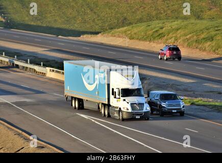 53 Fuß Trucker von Prime bei Amazon Waren und Produkte auf der Interstate High I5 in Zentral-Kalifornien in Richtung Süden bewegen Stockfoto