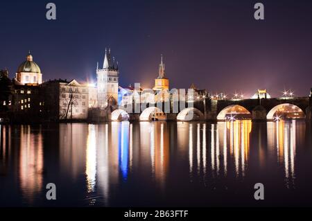 Skyline von Prag in der Nacht Stockfoto