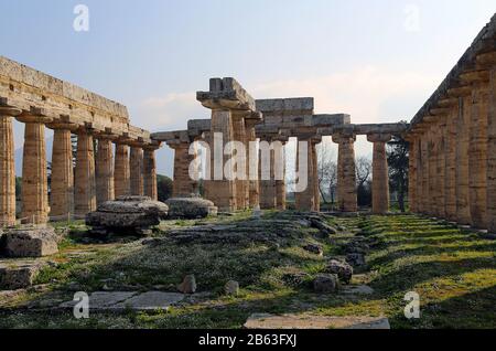 Der frühe Tempel von Hera, die so genannte Basilika (550 v. Chr.). Hervorragende Beispiele für Entasis in klassischen griechischen Tempeln. Archäologische Stätte von Paestum, Italien